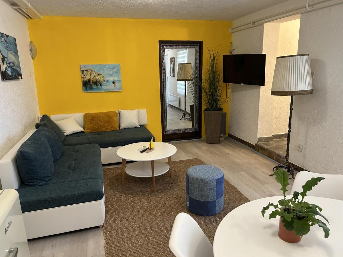 Peaceful Apartment With Patio Ровинь Экстерьер фото