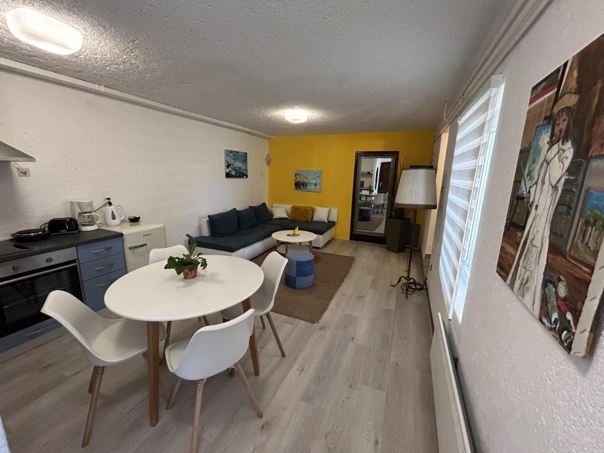 Peaceful Apartment With Patio Ровинь Экстерьер фото
